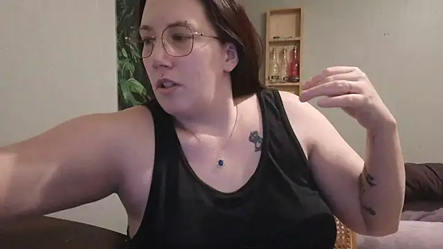 Snapshot of ThickGirlsDoItBetter chatting on March 22, 2025, 1:00 am ThickGirlsDoItBetter online show from March 22, 2025, 1:00 am