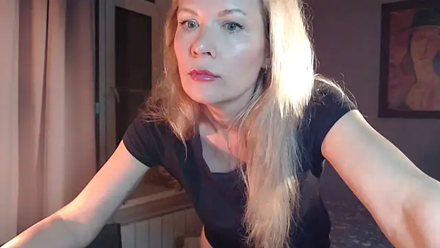 Juli julyyy online show from January 19, 2025, 10:39 pm