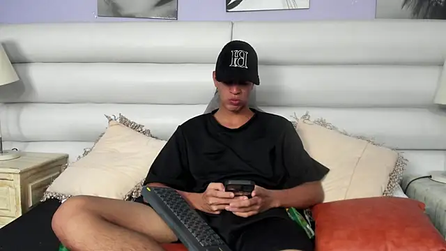 Snapshot of Tyler_Rodriguez chatting on March 4, 2025, 6:50 pm Tyler Rodriguez online show from March 4, 2025, 6:50 pm