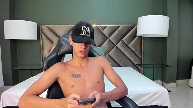 Snapshot of Tyler_Rodriguez chatting on March 7, 2025, 4:02 am Tyler Rodriguez online show from March 7, 2025, 4:02 am