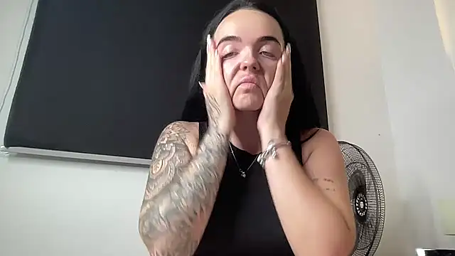 yorkshiregal online show from October 31, 2025, 5:09 pm