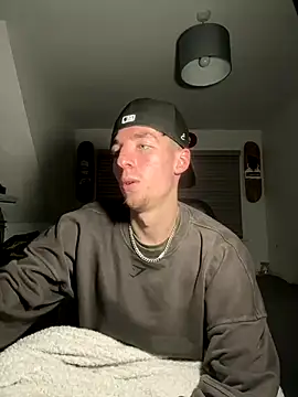 MikesWood21 online show from December 5, 2024, 1:42 am