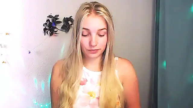 Snapshot of Queen_ofLove chatting on May 15, 2026, 10:57 am Queen ofLove online show from May 15, 2026, 10:57 am
