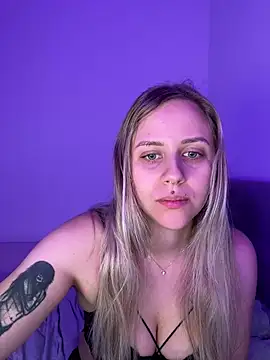 lunawolf21 online show from February 18, 2026, 7:39 am