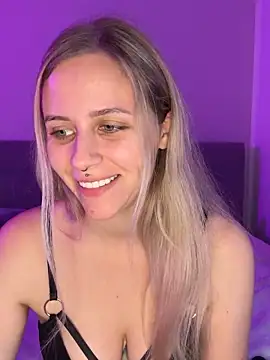 lunawolf21 online show from November 18, 2025, 7:33 am