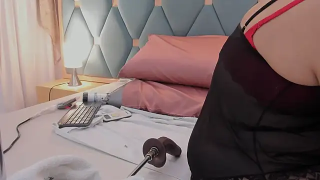 isabella walton online show from February 20, 2026, 11:23 am