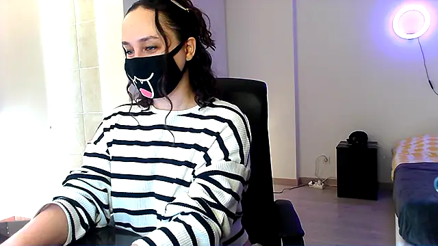 Snapshot of GummyPeachh chatting on December 4, 2024, 11:35 am GummyPeachh online show from December 4, 2024, 11:35 am