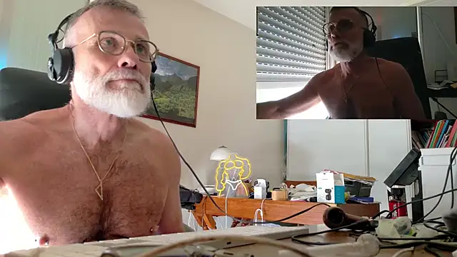 Snapshot of MusclesCigarsFFPig chatting on May 14, 2026, 6:54 am MusclesCigarsFFPig online show from May 14, 2026, 6:54 am