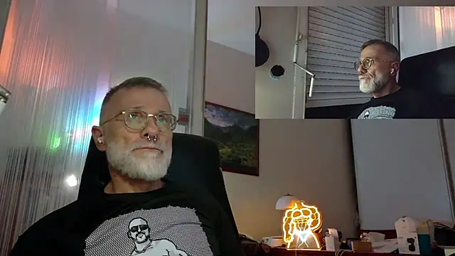 Snapshot of MusclesCigarsFFPig chatting on May 7, 2026, 9:18 pm MusclesCigarsFFPig online show from May 7, 2026, 9:18 pm