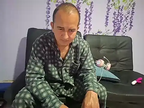 Snapshot of yazforeSolo chatting on November 6, 2025, 2:43 pm yazforeSolo online show from November 6, 2025, 2:43 pm