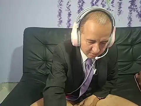 Snapshot of yazforeSolo chatting on November 12, 2025, 2:43 pm yazforeSolo online show from November 12, 2025, 2:43 pm