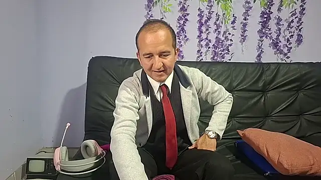 Snapshot of yazforeSolo chatting on November 13, 2025, 3:49 pm yazforeSolo online show from November 13, 2025, 3:49 pm