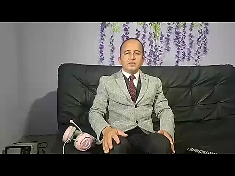 Snapshot of yazforeSolo chatting on November 10, 2025, 2:33 pm yazforeSolo online show from November 10, 2025, 2:33 pm