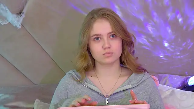 SelinSwarovski online show from November 4, 2025, 4:16 am