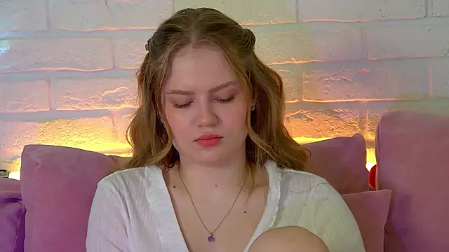 SelinSwarovski online show from November 21, 2025, 4:17 pm