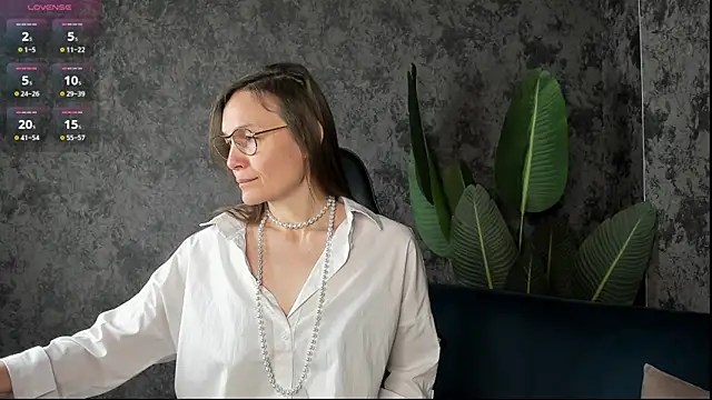 Lillian White online show from November 11, 2025, 11:42 pm