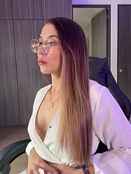 SophieRaily  online show from October 8, 2025, 7:25 pm