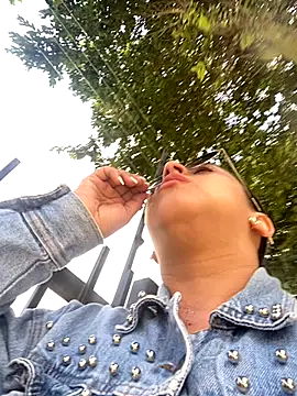 girl anni online show from October 23, 2025, 5:55 pm