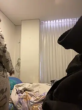 girl anni online show from November 16, 2025, 3:39 pm