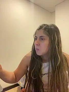 girl anni online show from November 11, 2025, 3:07 pm