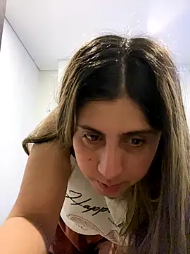 girl anni online show from October 10, 2025, 3:24 pm