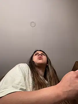 girl anni online show from October 18, 2025, 1:24 pm