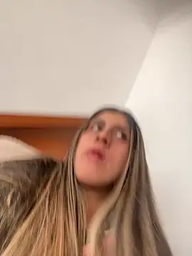 girl anni online show from November 6, 2025, 6:56 pm