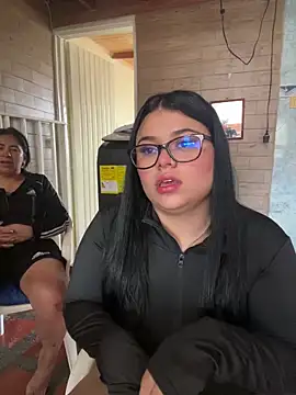 alissonfernandez  online show from October 8, 2025, 1:01 pm