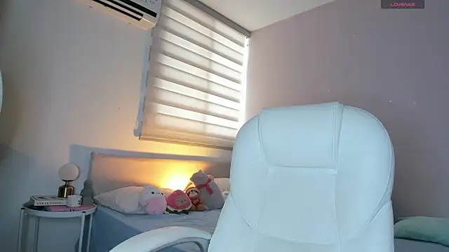 Snapshot of Ninamirley chatting on February 19, 2026, 7:55 pm Ninamirley online show from February 19, 2026, 7:55 pm