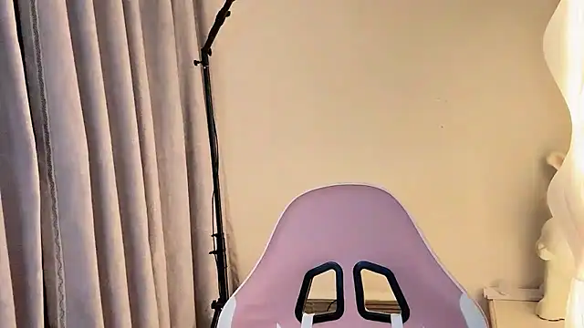 Snapshot of TuTu-550 chatting on December 4, 2024, 2:09 pm TuTu-550 online show from December 4, 2024, 2:09 pm