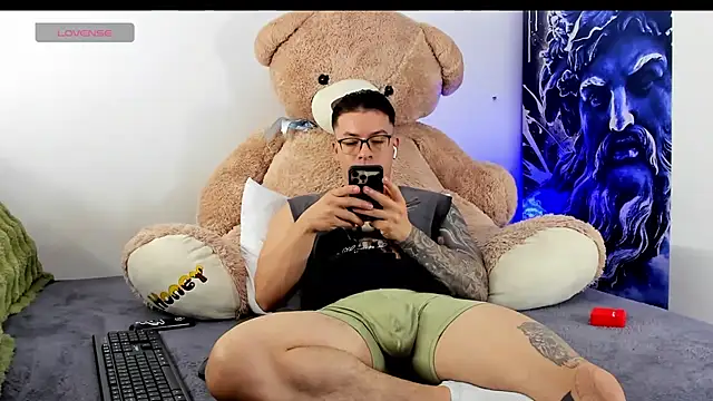 boyc022  online show from January 18, 2026, 2:37 am