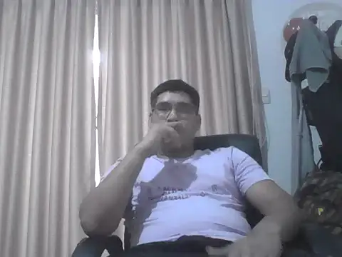 estudiante69 online show from October 13, 2025, 10:54 pm