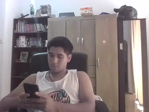 estudiante69 online show from February 28, 2025, 5:26 pm