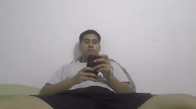 estudiante69 online show from February 6, 2025, 1:27 am