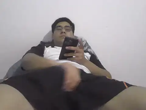 estudiante69 online show from October 26, 2025, 5:41 am