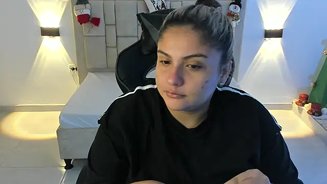 Sienna Jones online show from December 18, 2024, 11:45 am