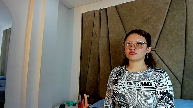 shopia anderson  online show from December 7, 2024, 1:46 pm