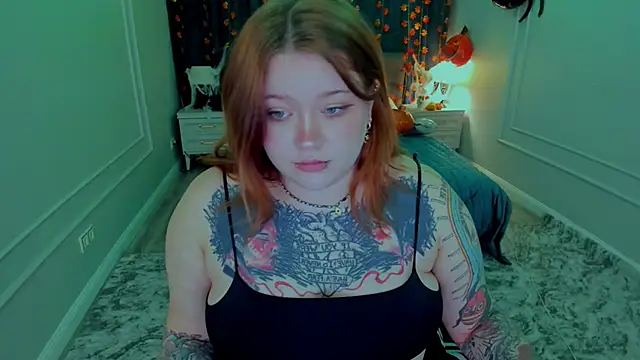 MoonLghte online show from October 12, 2025, 7:59 pm