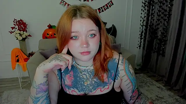 MoonLghte online show from October 21, 2025, 7:57 pm