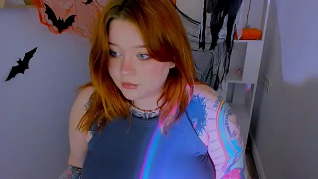 MoonLghte online show from October 19, 2025, 7:49 pm