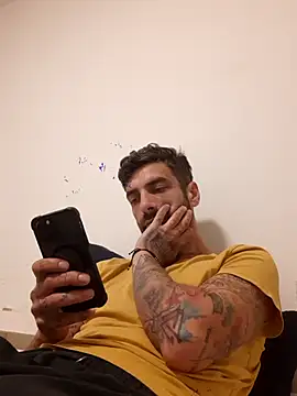 Italian69am online show from September 28, 2025, 7:04 am