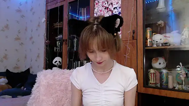 Snapshot of cloudgirrl chatting on February 17, 2025, 8:27 pm cloudgirrl online show from February 17, 2025, 8:27 pm