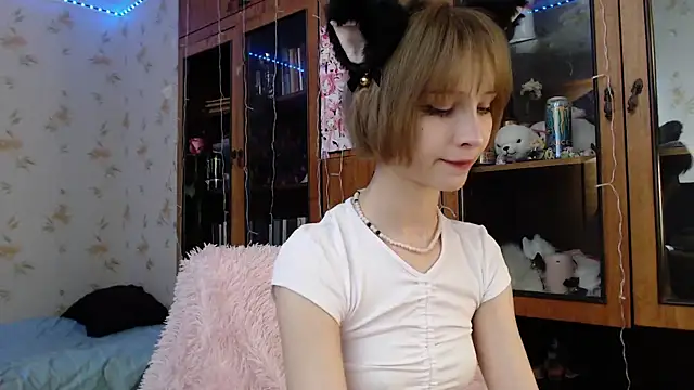 Snapshot of cloudgirrl chatting on February 11, 2025, 8:52 pm cloudgirrl online show from February 11, 2025, 8:52 pm