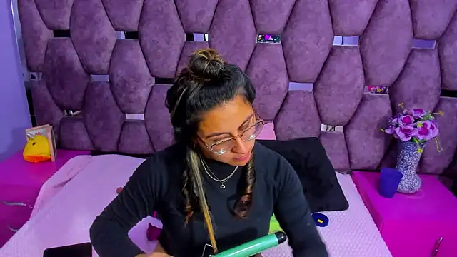 Snapshot of Freya_Miller_ chatting on October 22, 2025, 3:50 am Freya Miller online show from October 22, 2025, 3:50 am