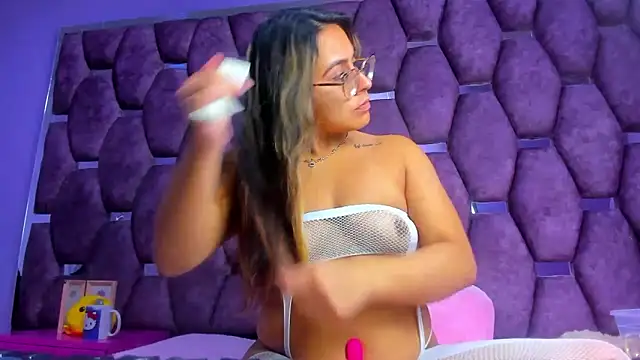 Snapshot of Freya_Miller_ chatting on October 19, 2025, 3:42 am Freya Miller online show from October 19, 2025, 3:42 am