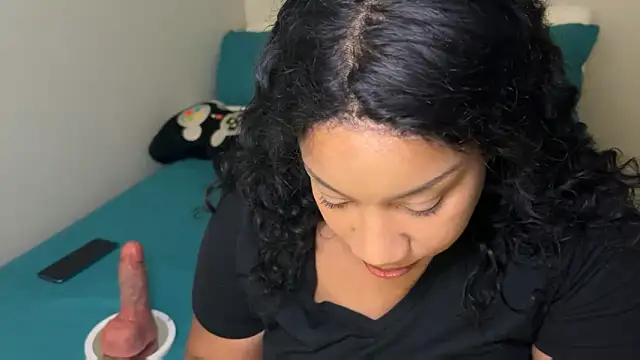 Snapshot of RoxiesObsession chatting on February 18, 2025, 9:43 am RoxiesObsession online show from February 18, 2025, 9:43 am