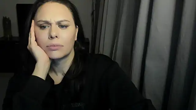 MollyCheiz online show from December 22, 2025, 10:10 pm