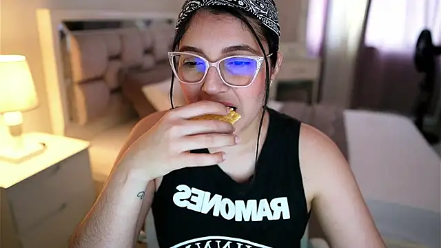 Camilaa bueno online show from February 22, 2026, 7:04 pm