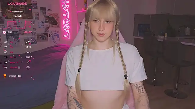 Snapshot of p1nkvenom chatting on November 29, 2025, 8:36 am p1nkvenom online show from November 29, 2025, 8:36 am