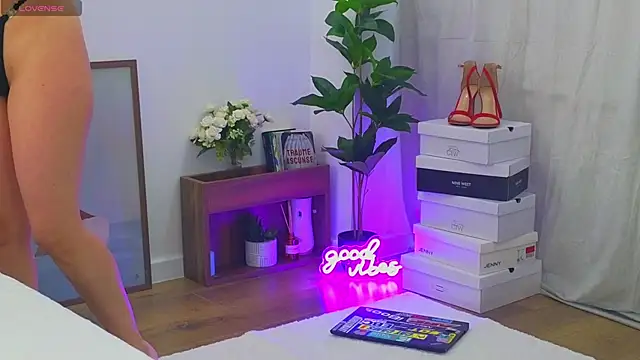 LauraMirage online show from November 28, 2025, 6:57 am